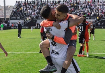 Los jugadores del Ceuta celebran un gol en un partido