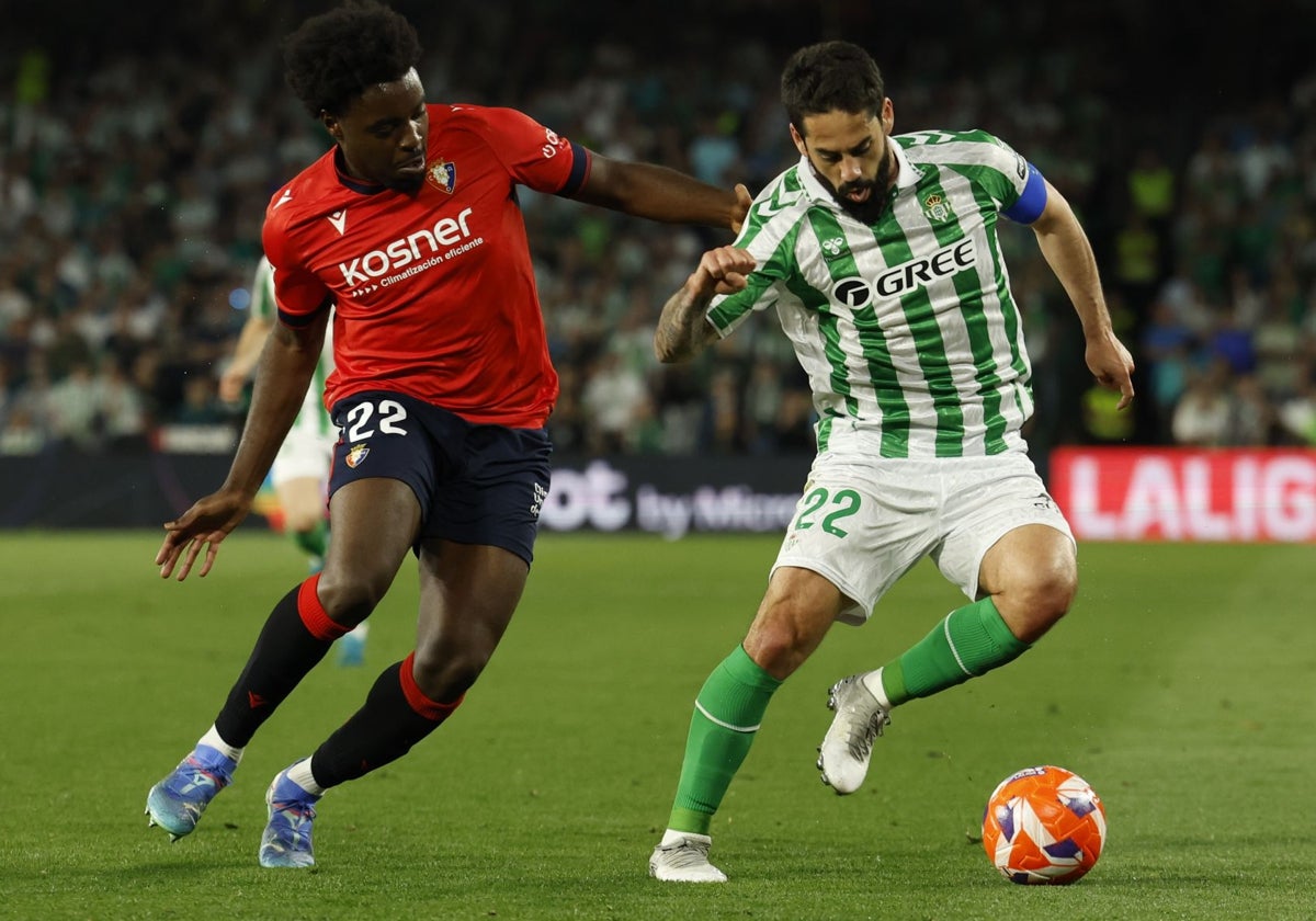 Isco controla el balón ante Boyomo durante el Betis - Osasuna