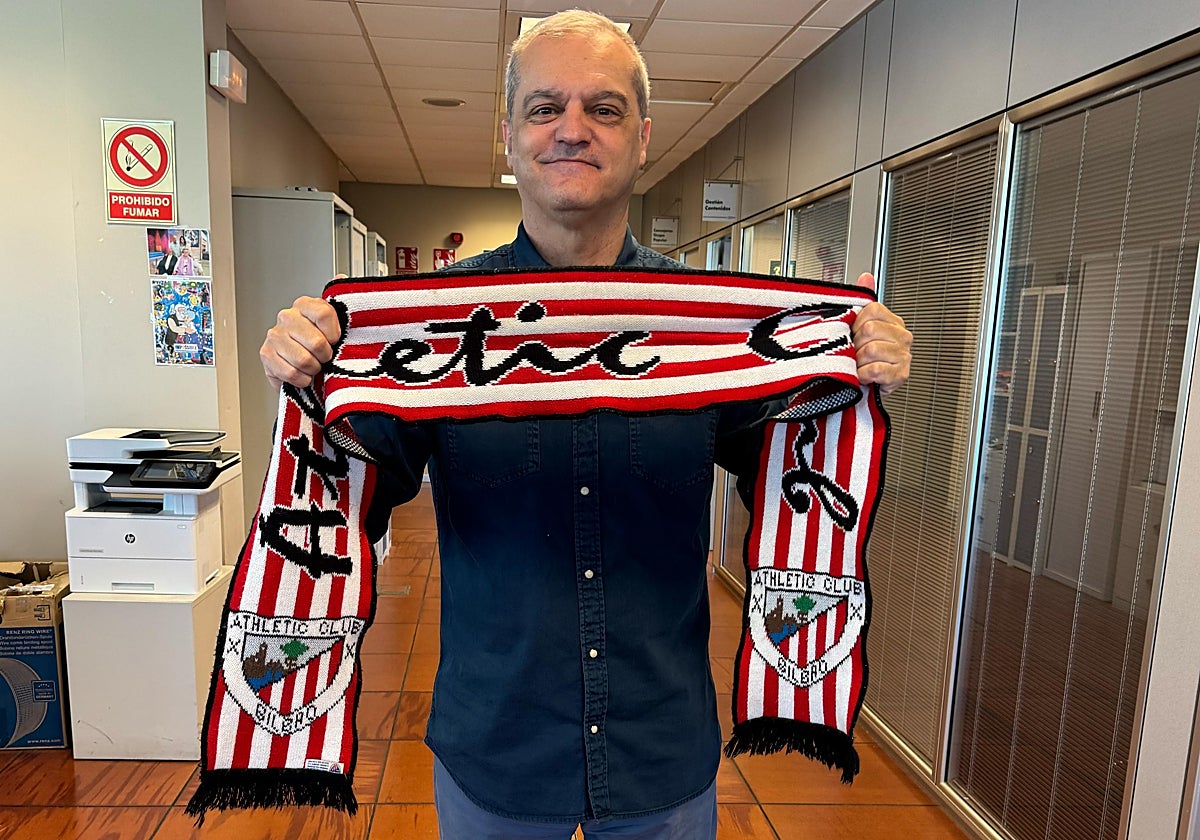 Ramón García posa para ABC con la bufanda del Athletic