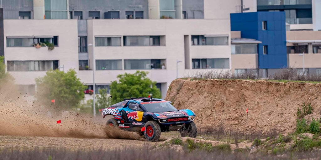 Carlos Sainz da la primera vuelta al futuro circuito de Madrid con su coche del Dakar