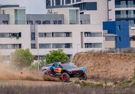 Carlos Sainz da la primera vuelta al futuro circuito de Madrid con su coche del Dakar