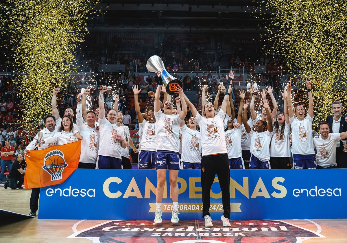Las jugadoras del Valencia Basket Femenino durante la celebración