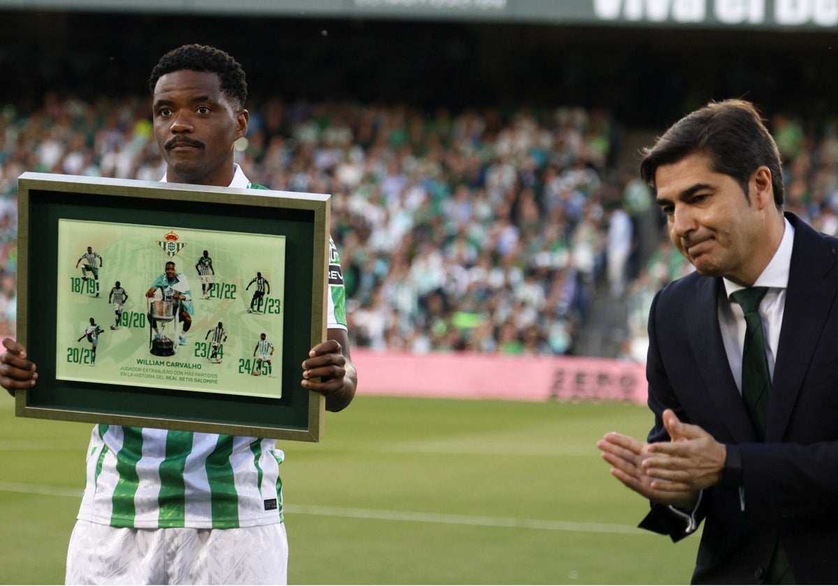 William Carvalho, junto al presidente Ángel Haro, con su placa al ser el extranjero con más partidos de la historia del Betis