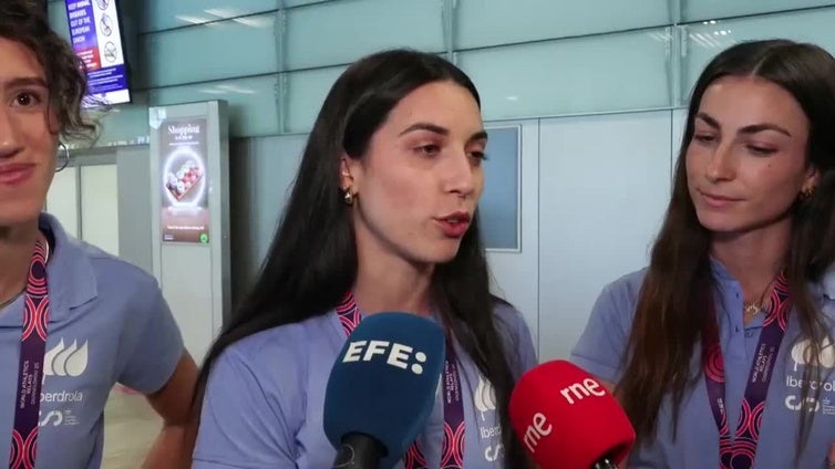 Los relevos femeninos españoles de 4x400 y 4x100 llegan a Barajas, después de hacer historia en Guangzhou