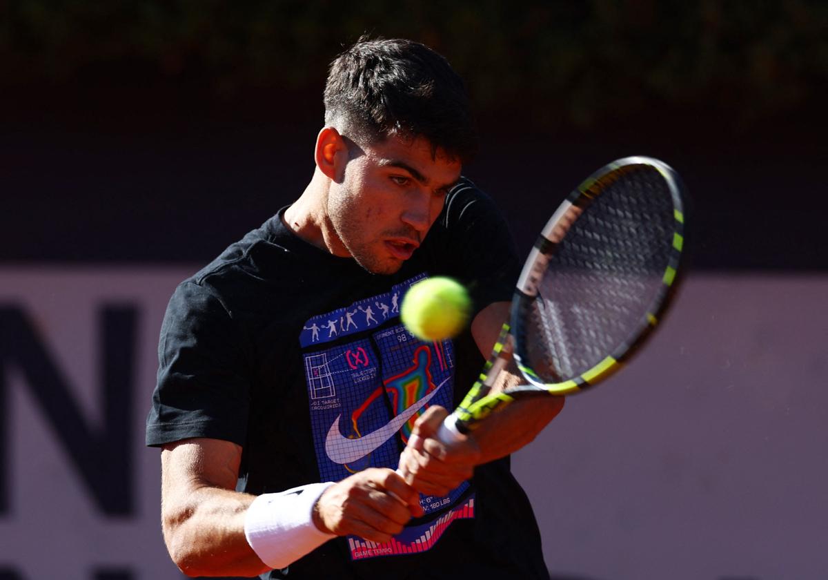 Alcaraz celebrando su victoria ante Djere (7-6, 6-2)