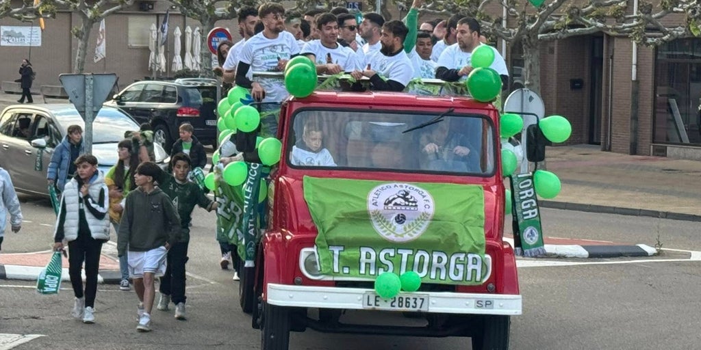 El fiestón del ascenso a bordo de la 'Astorgueta': las celebraciones del otro fútbol
