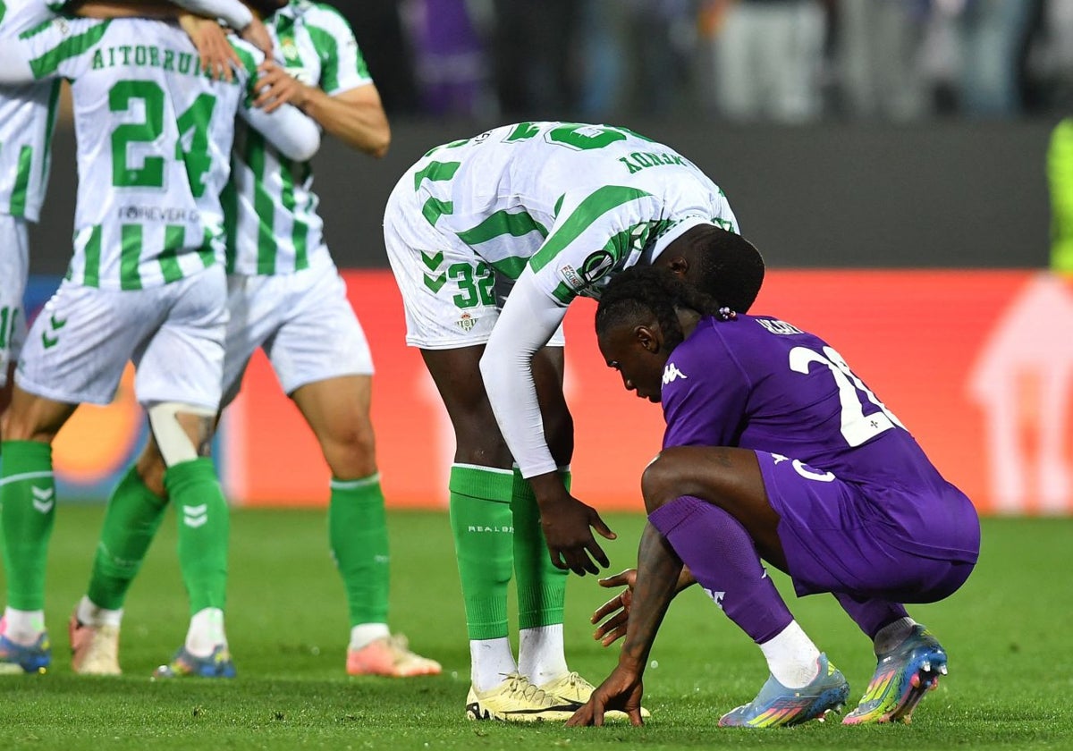 Nobel Mendy consuela a Moise Kean al término del Fiorentina - Betis, mientras algunos jugadores béticos celebran el pase a la final de la Conference League