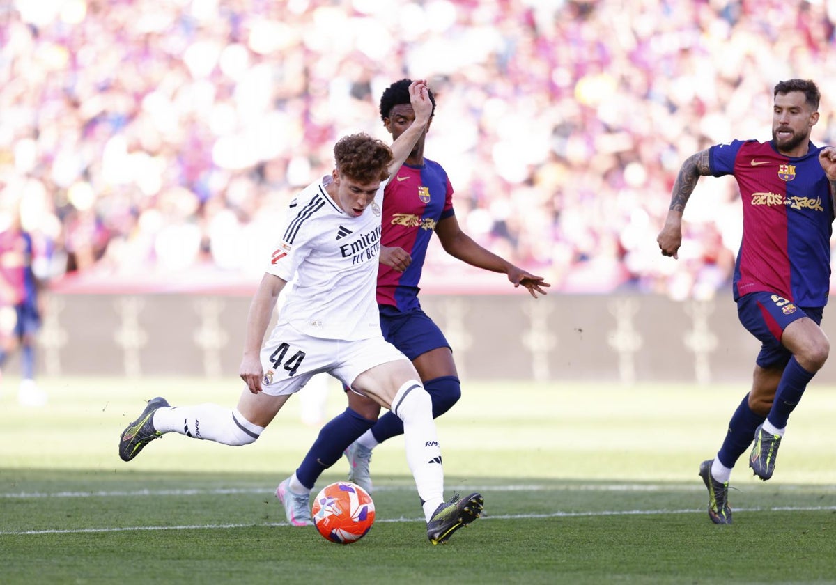 Víctor Muñoz falla la ocasión para el empate en el clásico a los pocos segundos de su debut