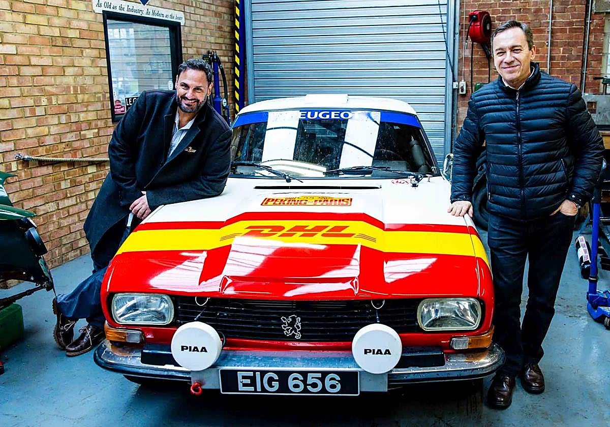 Alfonso de Orleans y Christophe Bouchut, junto al Peugeot 504 con el que van a disputar el rally