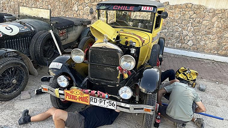 El único requisito para inscribirse en esta prueba es que el coche esté fabricado antes de 1985, como es el caso de este viejo taxi chileno, un Ford T, reconvertido