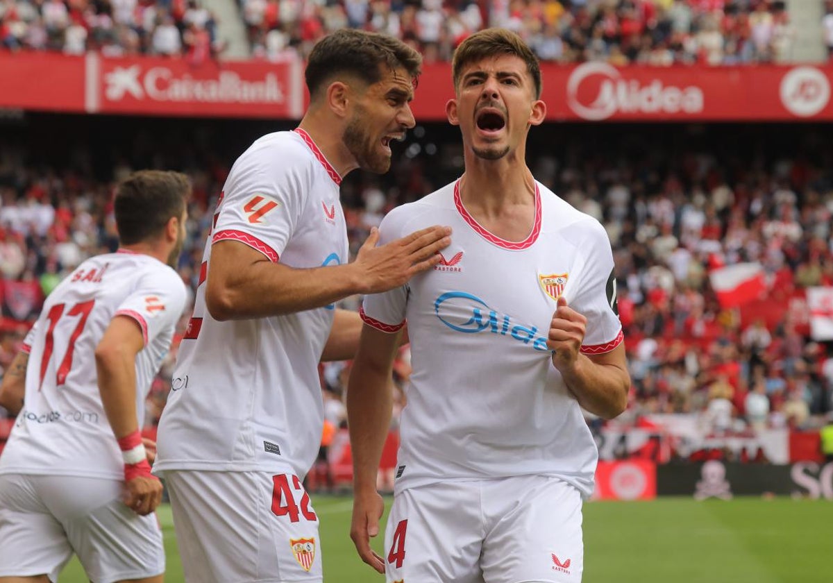 Kike Salas se señala el escudo tras marcar un tanto en el Sánchez-Pizjuán