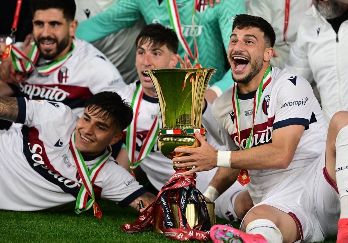 Miranda, en el centro, posa con la Coppa Italia