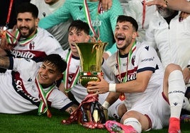 El ex del Betis Juan Miranda rememora su gloria y levanta la Copa de Italia con el Bolonia