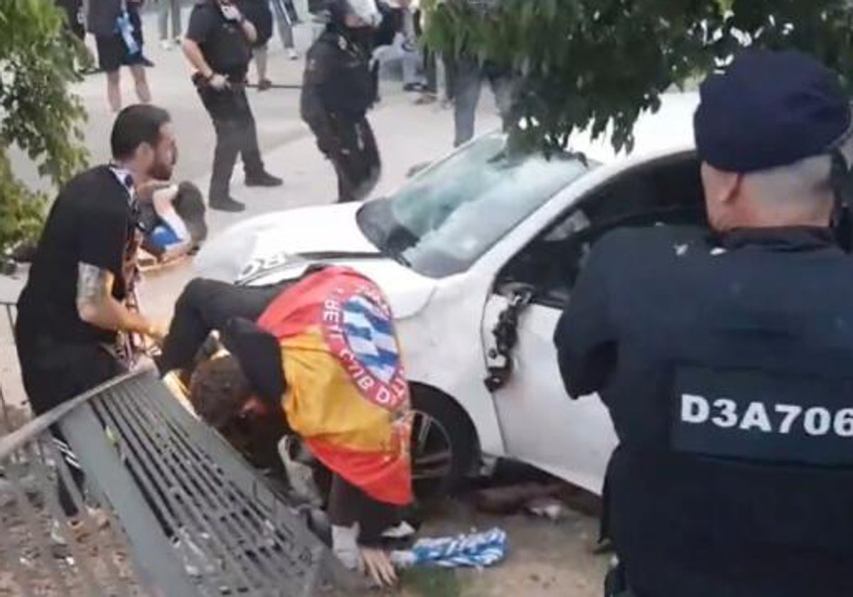 Un coche embistió a la multitud en la previa del Espanyol-Barça