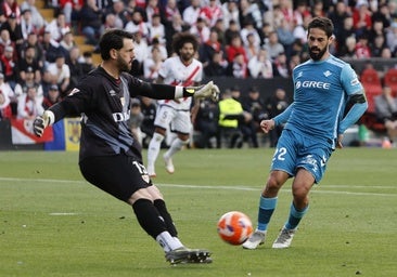 Batalla golpea el balón ante Isco durante el Rayo - Betis