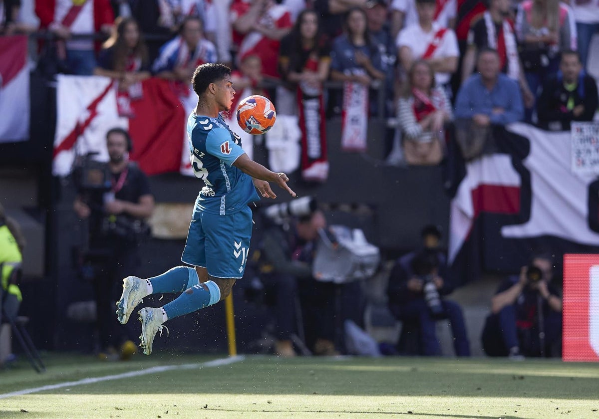 Cucho acomoda el balón al pecho en una de las acciones del Rayo - Betis este jueves