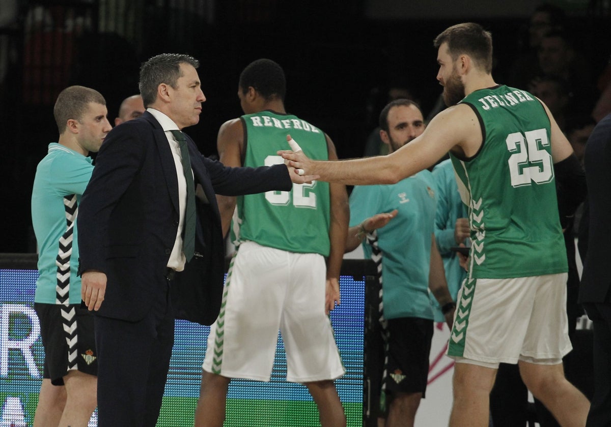 El técnico del Betis Baloncesto, Gonzalo García de Vitoria, chocando la mano con Jelinek