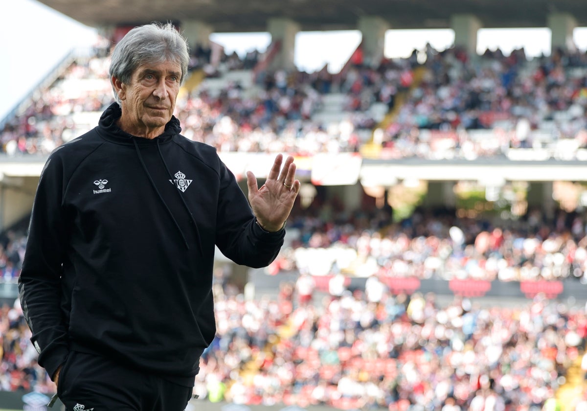 Manuel Pellegrini, en la banda del Estadio de Vallecas en el Rayo Vallecano - Real Betis