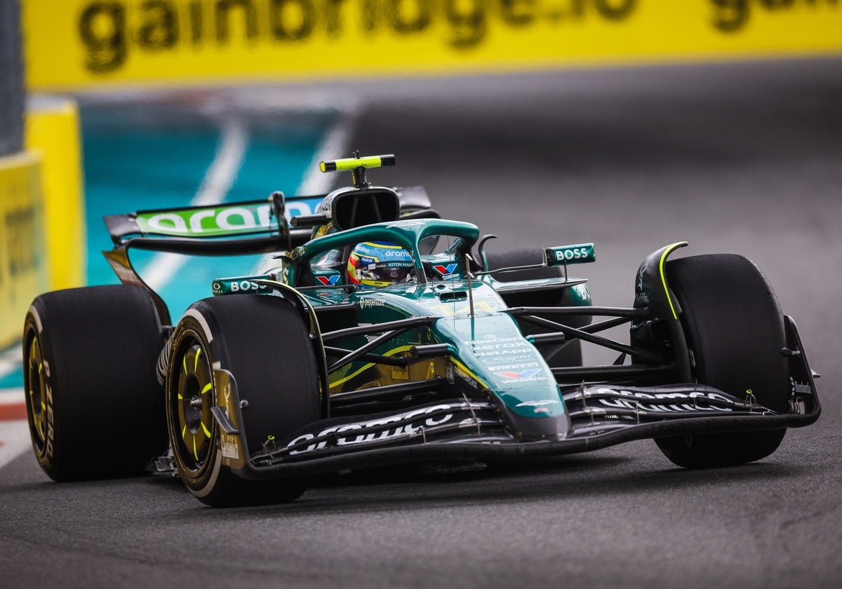 Fernando Alonso sobre el Aston Martin