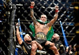 Charles Oliveira después de proclamarse campeón