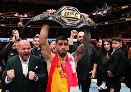 Ilia Topuria tras ganar el cinturón contra Volkanovski