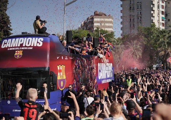 El Barça celebra el doblete ante una Barcelona enfervorizada