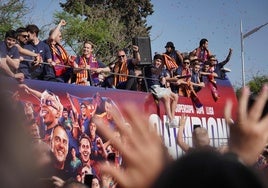 La multitudinaria rúa del Barça para celebrar la Liga, en imágenes
