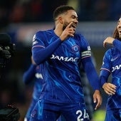 Reece James felicita a Marc Cucurella por su gol al Manchester United