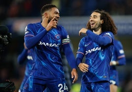 Reece James felicita a Marc Cucurella por su gol al Manchester United