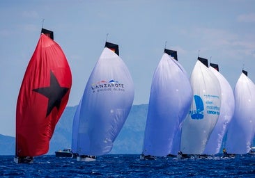 El Lanzarote Calero Sailing Team navegando en mitad de la flota en aguas italianas