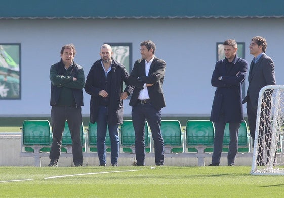 López Catalán, Fajardo, Alarcón, Joaquín y Haro, antes de un entrenamiento del Betis en la ciudad deporitva Luis del Sol
