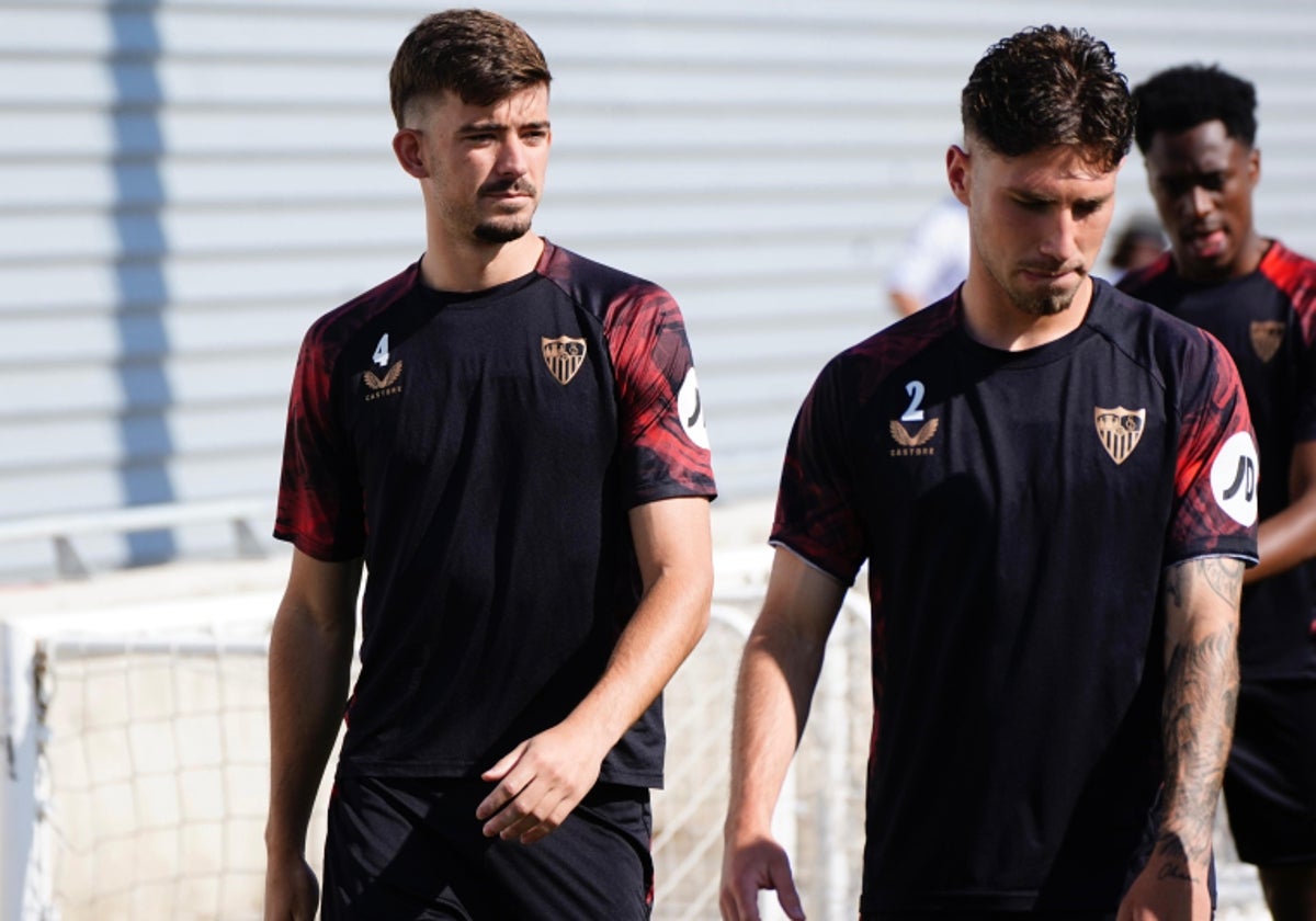 Kike Salas, junto a Carmona, en la sesión del Sevilla FC de este sábado
