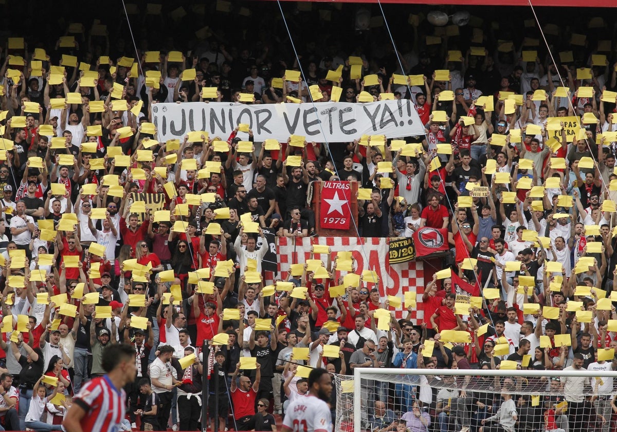 Aspecto de Gol Norte en el Sevilla - Atlético de Madrid, con pancartas amarillas contra la directiva