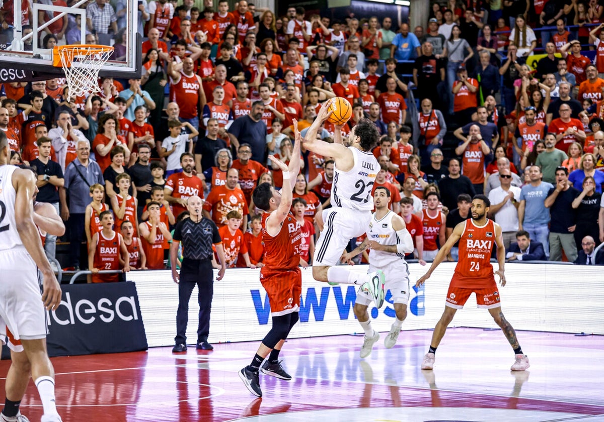 Llull, en un lanzamiento a canasta