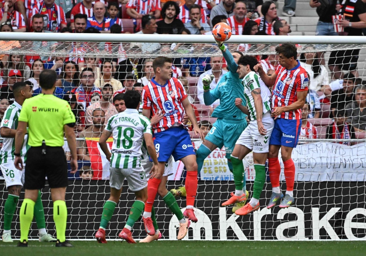 Adrián despeja un balón en el Atlético de Madrid-Betis