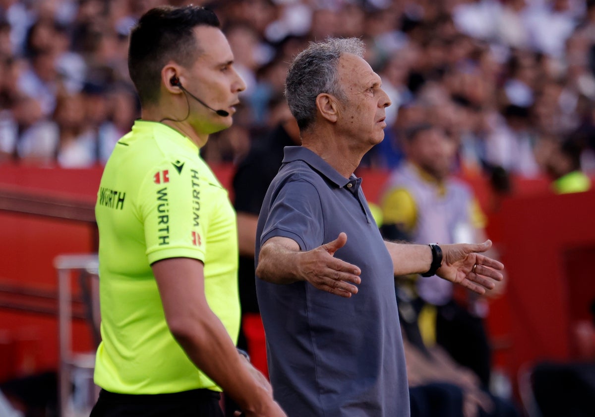 Joaquín Caparrós protesta una acción durante el Sevilla - Real Madrid de la 37ª jornada de LaLiga