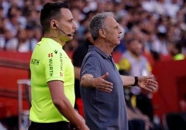 Joaquín Caparrós protesta una acción durante el Sevilla - Real Madrid de la 37ª jornada de LaLiga