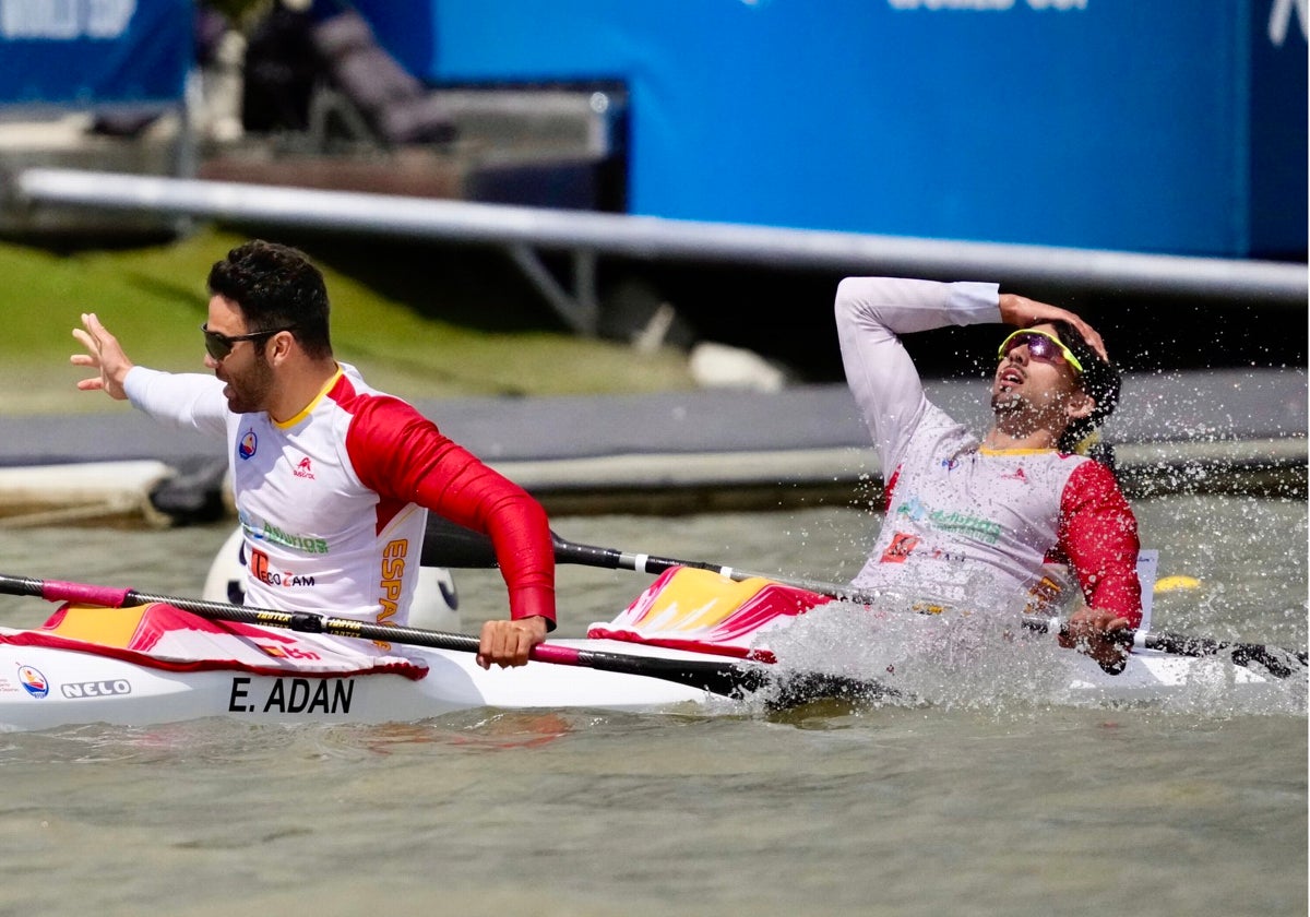 Enrique Adán y Carlos García, cruzando la meta en la final del K2 500 en Szeged