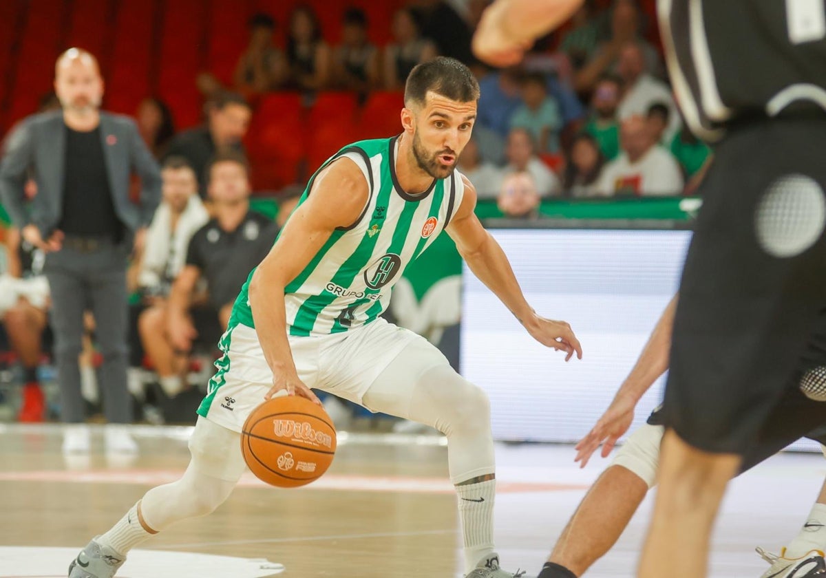 Cvetkovic, driblando a un rival en el partido del viernes ante el Odilo Cartagena