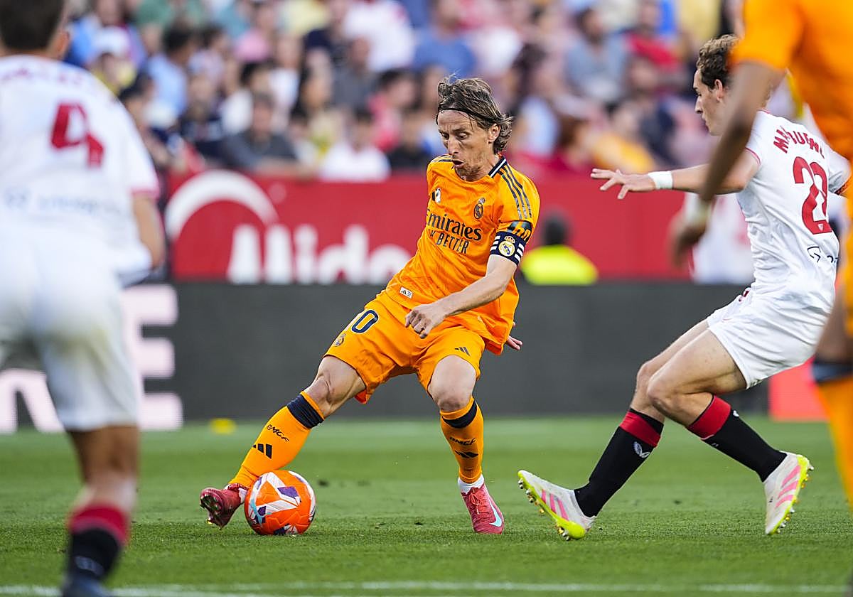 Luka Modric regatea ante el Sevilla