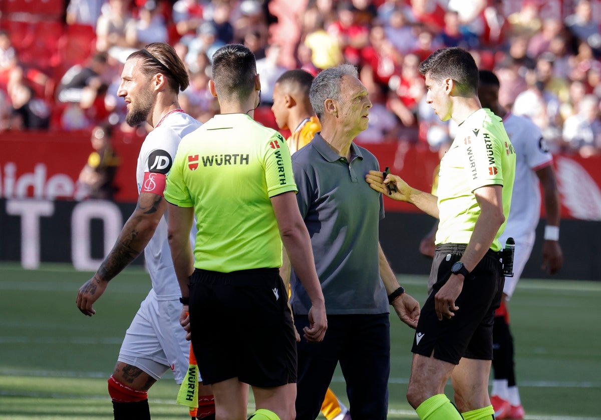 Caparrós dialoga con Busquets Ferrer