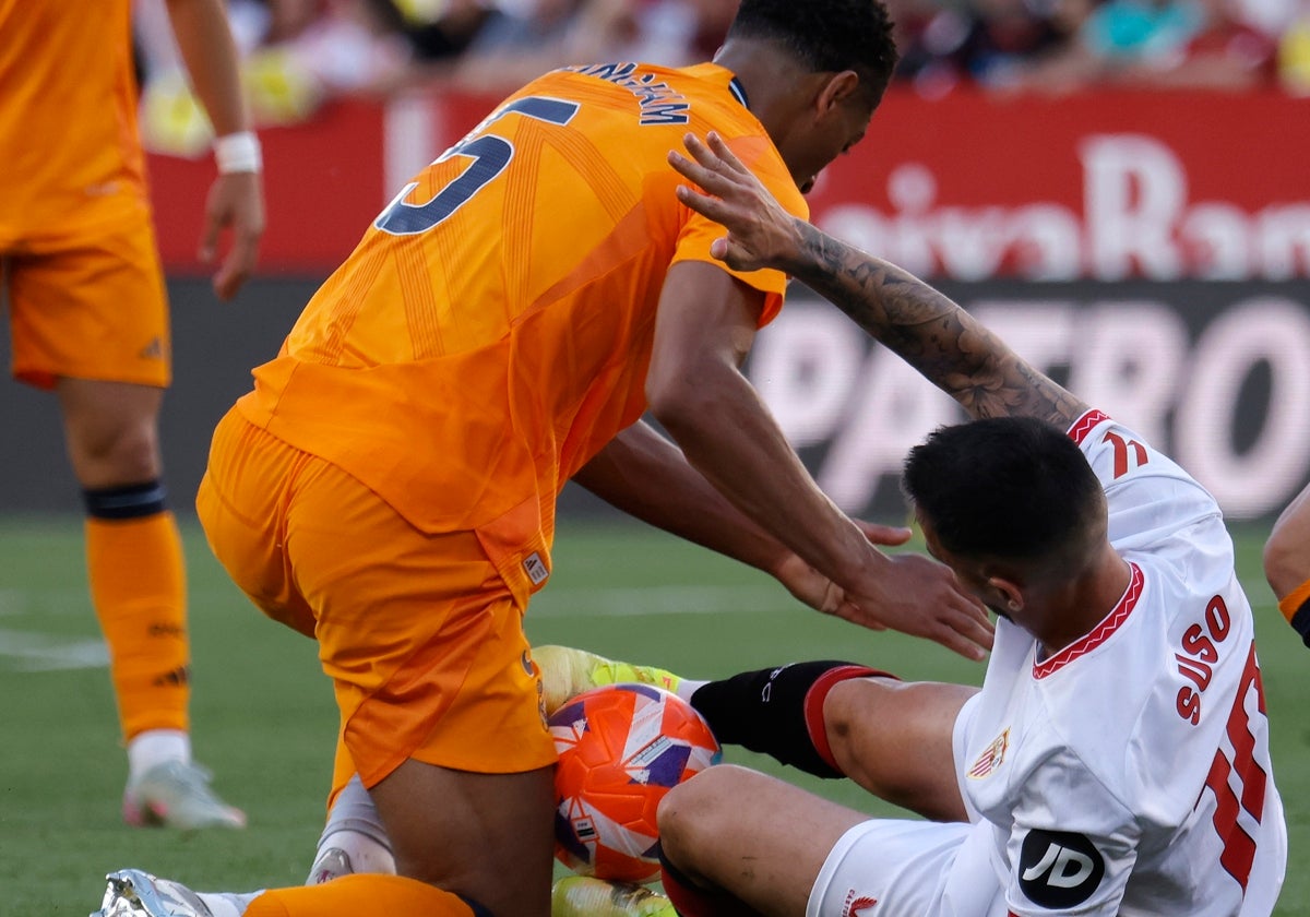 Suso pelea desde el suelo por un balón con Bellingham