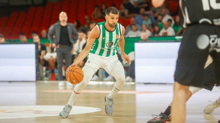 Cvetkovic, manejando el balón contra el Odilo Cartagena