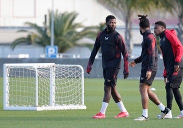 Iheanacho durante un entrenamiento del primer equipo del Sevilla