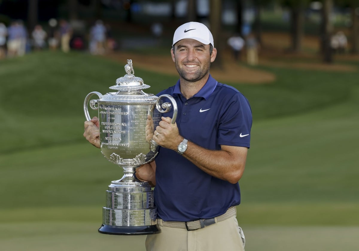 Scottie Scheffler, con el trofeo de campeón del PGA
