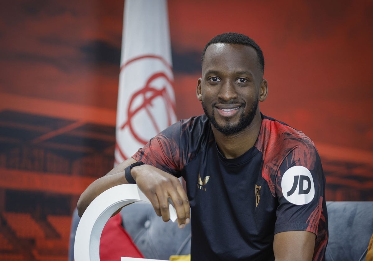 Lukebakio posa para ABC de Sevilla durante una entrevista