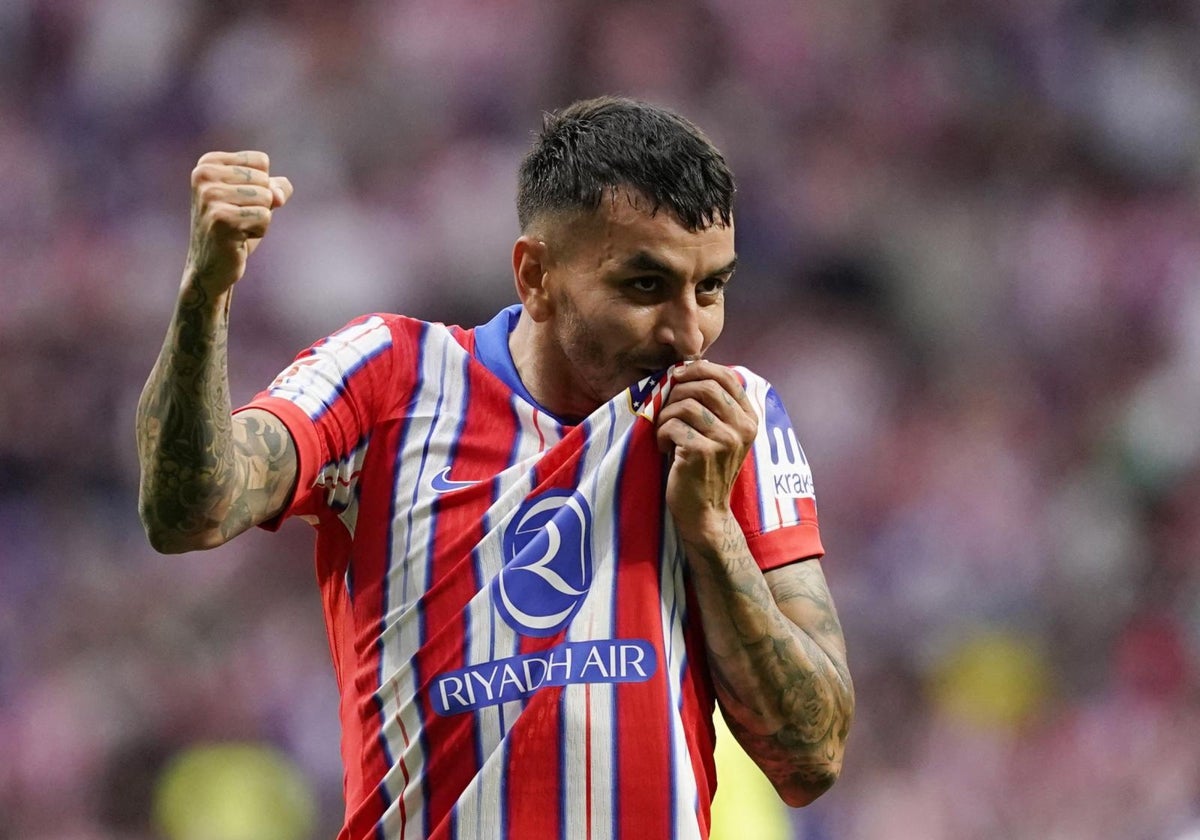 Ángel Correa besa el escudo del Atlético tras su último gol como rojiblanco