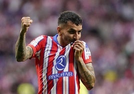 Ángel Correa besa el escudo del Atlético tras su último gol como rojiblanco