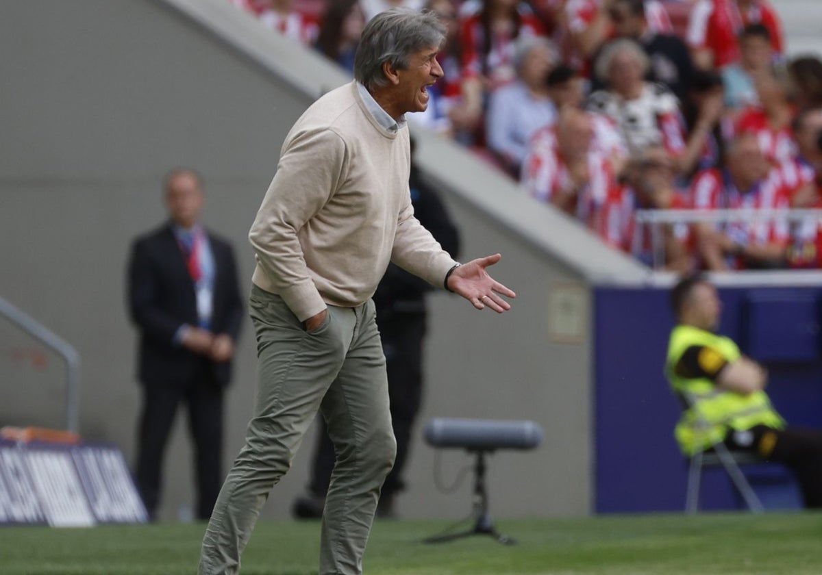 Manuel Pellegrini da instrucciones a los jugadores del Betis de forma vehemente durante el partido ante el Atlético de Madrid