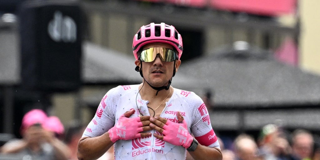 Carapaz gana la etapa encerrona; del toro hace sufrir a ayuso y roglic